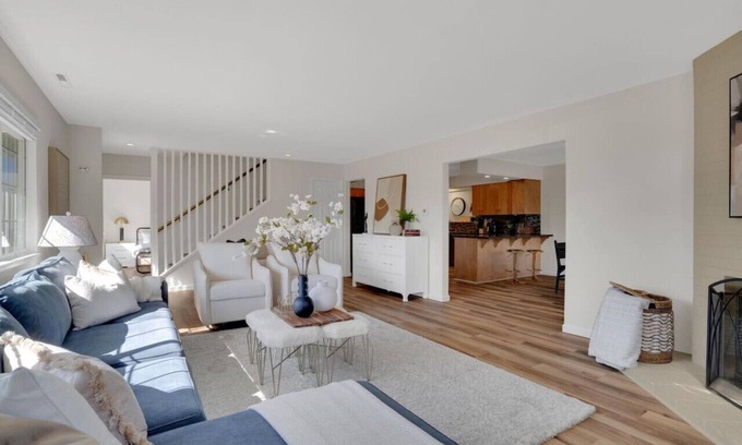 Fairfield House | Large 6 Bedroom Near Napa | Sleeps 12 l Game Room