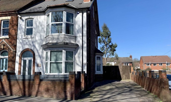 Willenhall House | Large 6BR House with 5 Baths & Free Wi-Fi