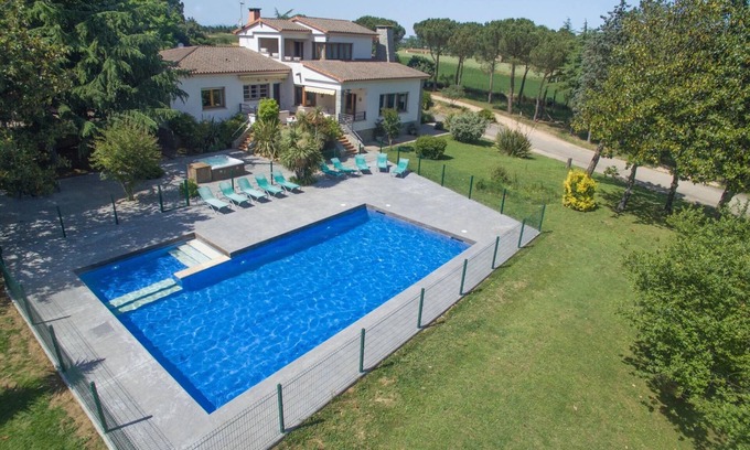 Sils Villa | Large 7 Bedrms villa in Spain, near Barcelona &15min beaches Private pool