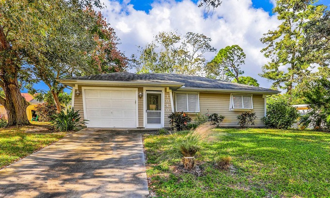 South Venice House | Large backyard, The Tree House