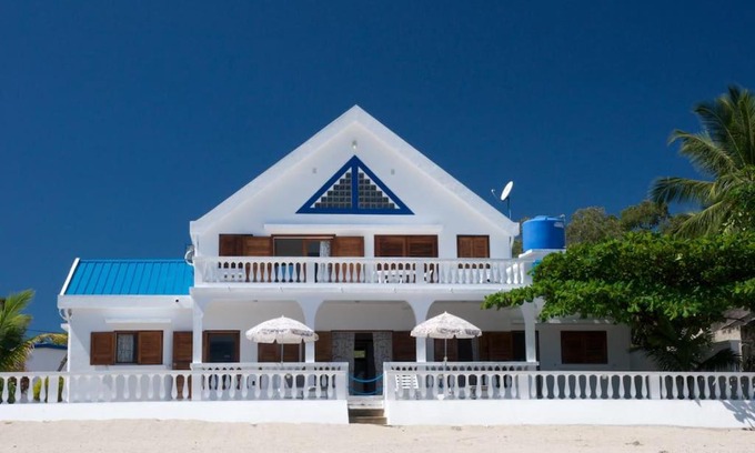 Ambondrona Villa | Large Beach Villa — Les pieds dans l'eau!