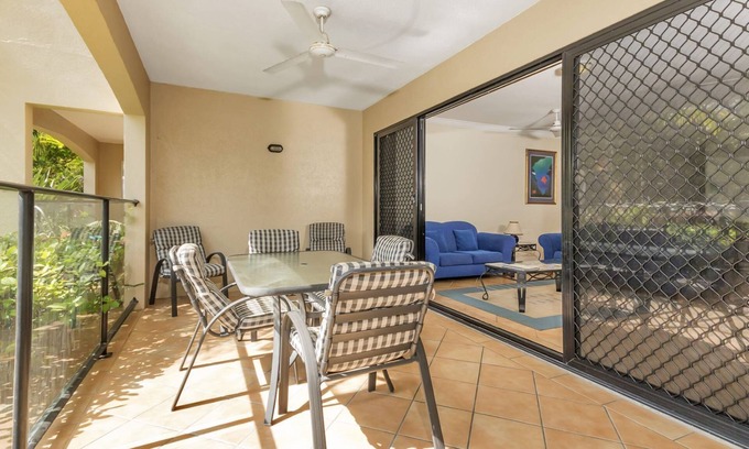 Yorkeys Knob Apartment | Large Beachfront Apartment