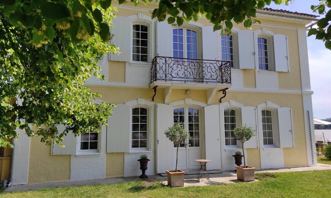 Tabanac House | Large country cottage with swimming pool MAISON PORT VALADE