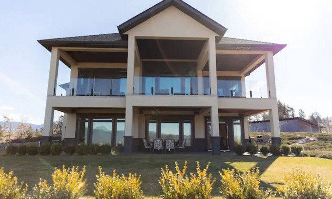Southeast Kelowna House | Large Cozy Luxurious Home