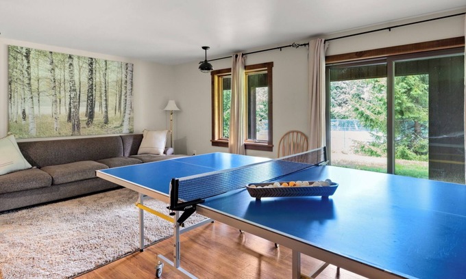 Stowe Area Condo | Large deck, condo pool!
