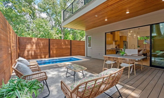 East Cesar Chavez House | Large Downtown Designer Oasis | Private Pool + Spa