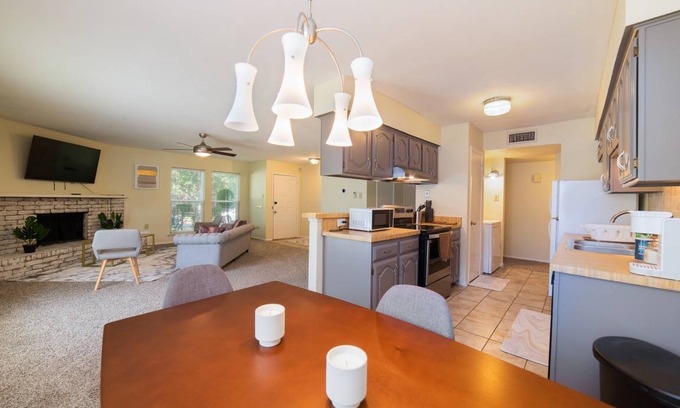 Lancaster House | Large, easy access single story 3 bed home, 15mins downtown Dallas