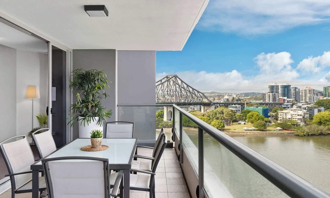 Brisbane Central Business District Apartment | Large Family Apartment|Amazing River & City Views