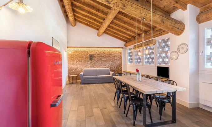 Desenzano del Garda Apartment | Large Family Apartment "Rovere" with Wi-Fi, Shared Garden & Pool