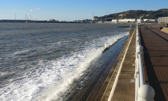 Dover Apartment | Large flat in Regency property next to Dover Port and White Cliffs with parking