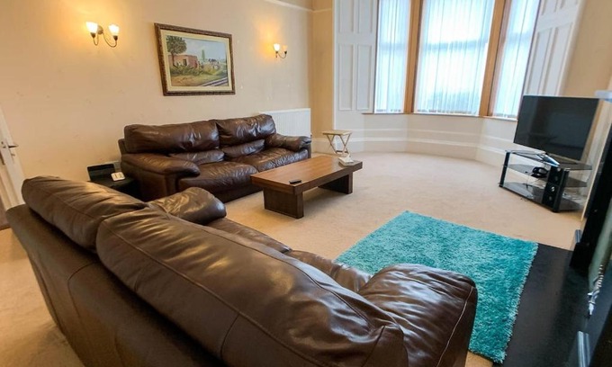 Pollokshields House | Large Glasgow South Family Home - Free Parking