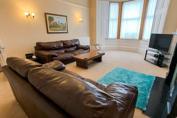 Pollokshields House | Large Glasgow South Family Home - Free Parking