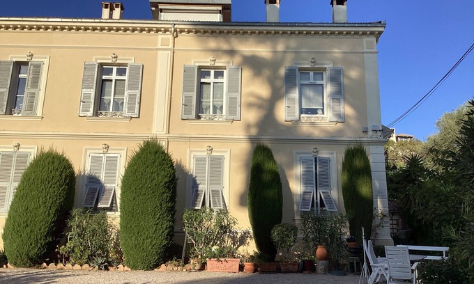 Prado - Republique Apartment | Large ground-floor apartment of a property with a garden