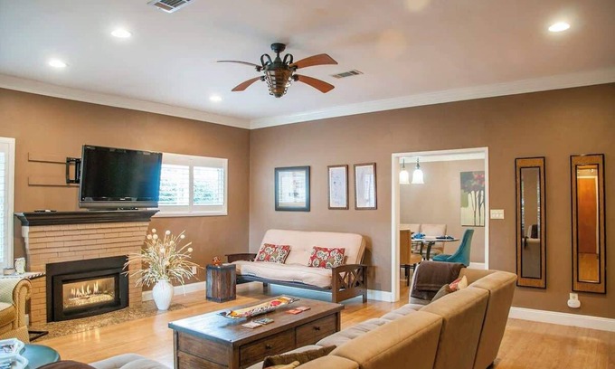 Visalia House | Large Groups-Seq Parks Coast Wineries Skiing all day trips from hime with hot tu