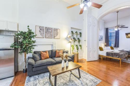 Center City West Apartment | Large Historical Center City 1BR that Sleeps 4