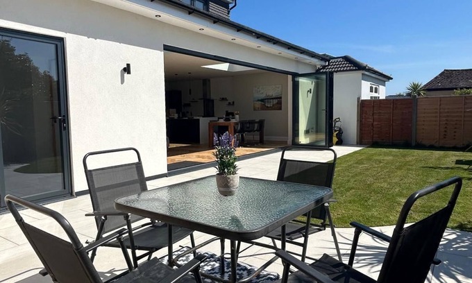 Brighton House | Large house close to the beach and shops sleeps 10