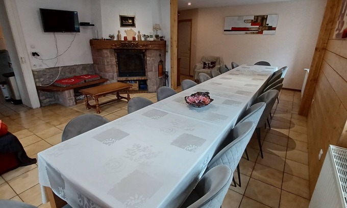 Le Bonhomme House | LARGE HOUSE SLEEPS 24 IN THE MIDDLE OF THE MEADOWS