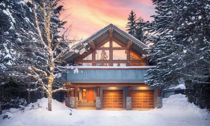 Nicklaus North House | Large Log Cabin, Private Hot Tub, 2 Living Spaces