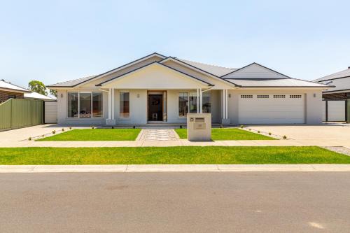 Shepparton North House | Large Premium Family Getaway with Centralised Heating