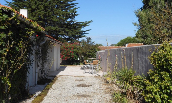 Les Portes-en-Re House | Large rear garden