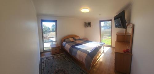 Jacana House | Large room Queen bed