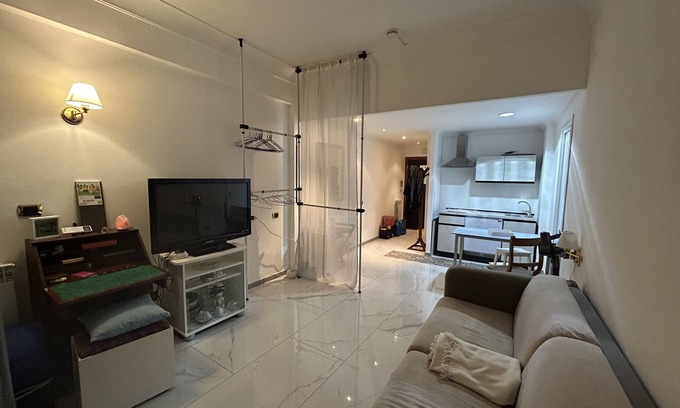 Aurelio House | Large Room with private bathroom and balcony on the green