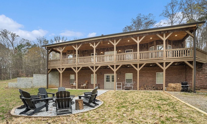 Emerson House | Large, Spacious Home near LakePoint and Lake Allatoona