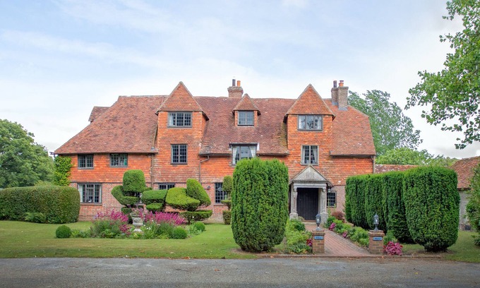 Chiddingly House | Large Tudor Manor House with Private Jacuzzi & Indoor Pool, Sleeps Max 20.