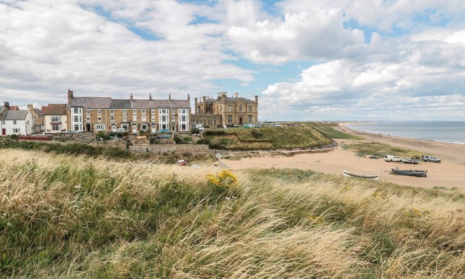 Marske-by-the-Sea Cottage | LARKSBAY VIEW, pet friendly, with a garden in Marske-By-The-Sea