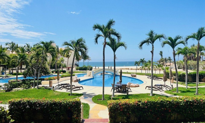 Zona Hotelera Condo | Las Mañanitas ground floor! Unobstructed pool & beach views! 3104 is perfect