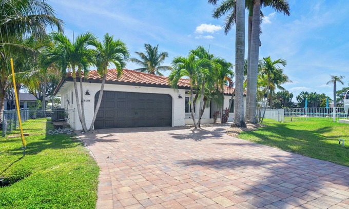 Fort Myers House | Last Minute Deal:Near Downtown + Hot Tub + Kayaks & Fishing Gears - Welcome Pets