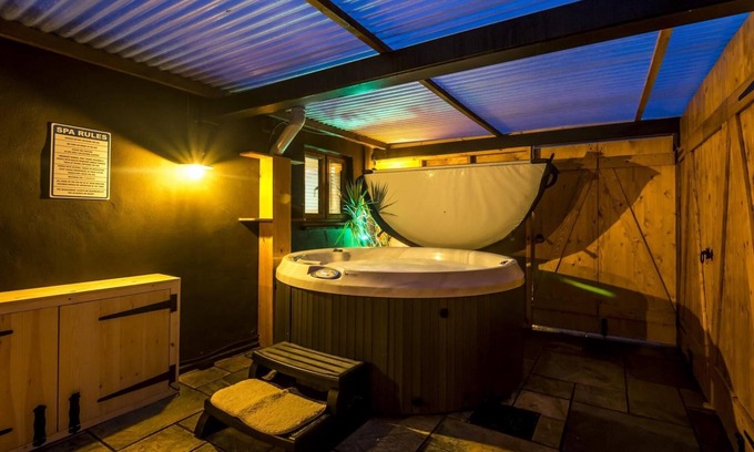 Tiers Cross House | Lavender - Luxurious Barn Conversion - Blossom Farm