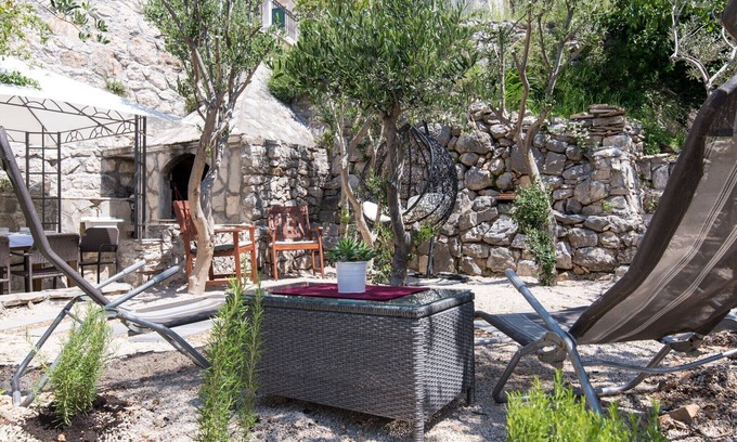 Podstrana House | Lavish Holiday Home in Podstrana with Garden