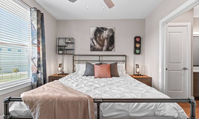 Fort Worth Apartment | Lavish King Bed | Pool+Gym+Stockyards+Free Parking