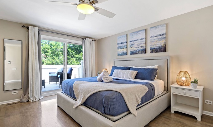 Ranch Triangle House | LAVISH Lincoln Park Townhome w/ Patio +attached garage