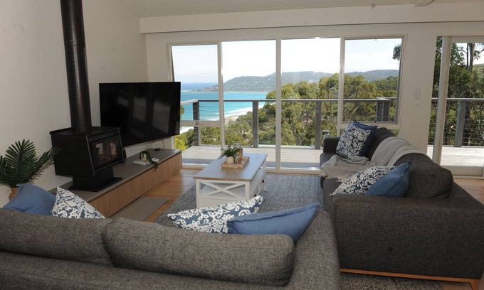 Lorne House | LaVista - relax at the top with this amazing outlook. Take in the Skyline !