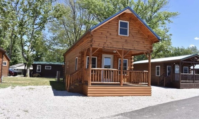 Ashtabula Cabin | Lazy Bear Cabin in between Geneva-on-the-Lake and the Historic Ashtabula Harbor