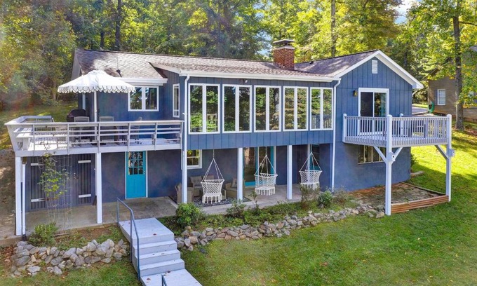 Huddleston House | Lazy Dog Retreat