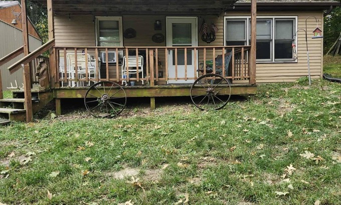 Gerlaw Cabin | Lazy Oaks: Charming cabin on pond with A/C in delightful Little York, Illinois