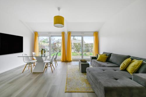 Evreux Apartment | Le Év'Rêve - 6 pers - Parking - 2 bdr