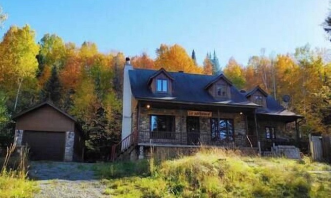 St-Adolphe-d'Howard House | Le Bûcheron · Rustic Chalet w/Spa & Lake Access