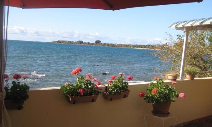 Tombeau Bay House | Le cactus guesthouse