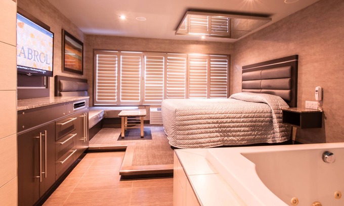 Cote-Des-Neiges—Notre-Dame-De-Grace Hotel | Le Chabrol Hotel & Suites