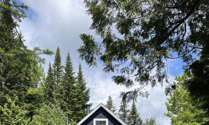 St-Adolphe-d'Howard Cabin | Le chalet bleu des Laurentides | Cozy Blue Cabin in the Laurentiens