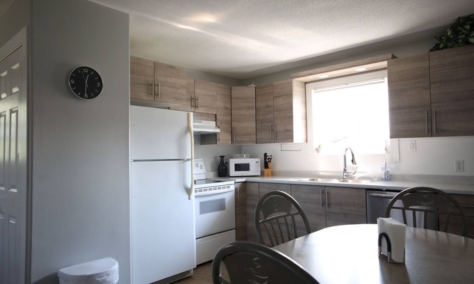 Cochrane House | Le Chalet 4BR 2 BA + Large Parking