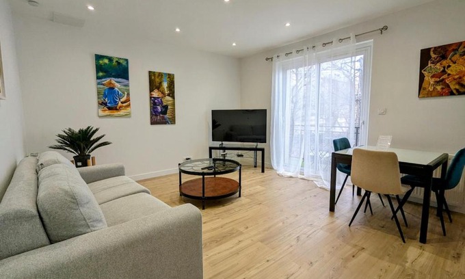 Roanne Apartment | Le chaleureux, T2 avec balcon