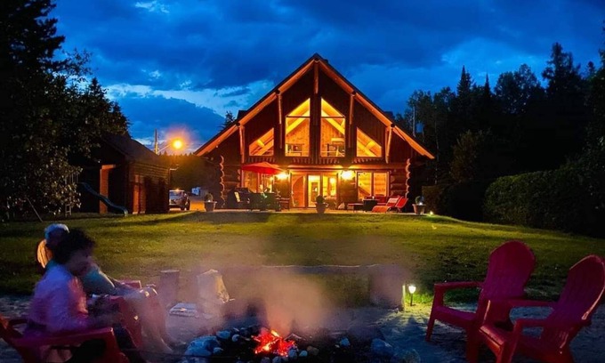 Saint Come Ski Chalet | Le Jadanie Chalet - log chalet, beach front, hot tub