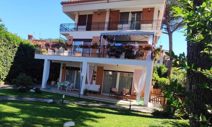 Capannelle Apartment | "Le Maripose" Appia Antica Luxury apartment in the green with garden and Jacuzzi