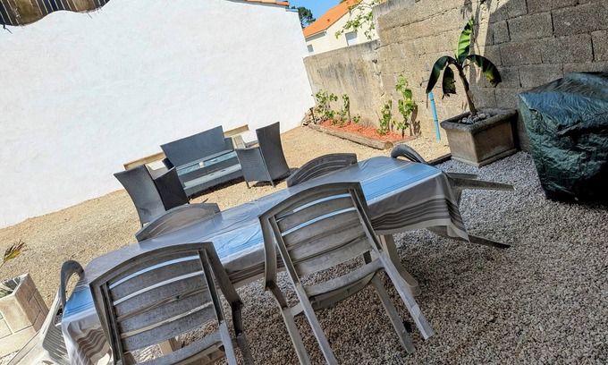 Brem Sur Mer House | Le P'tit Canot | In the heart of Brem | Parking and private courtyard