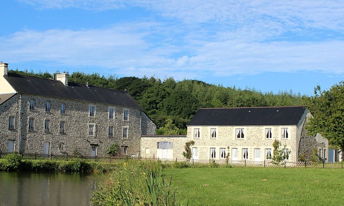 Saint-Sauveur-le-Vicomte Cottage | Le Pont D'Albart lakeside cottage with swimming pool
